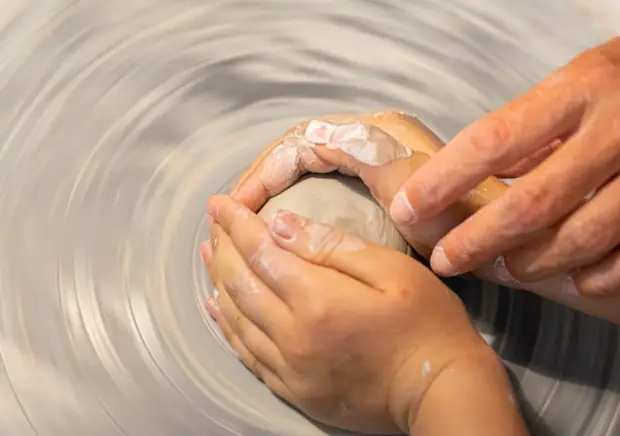 4-handed pottery