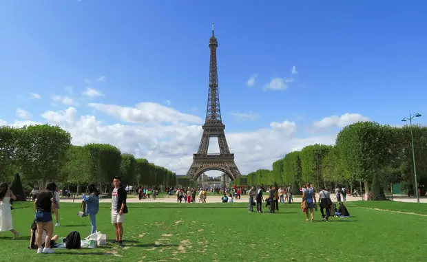 tour-eiffel-champs-de-mars