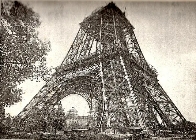 construction eiffel tower