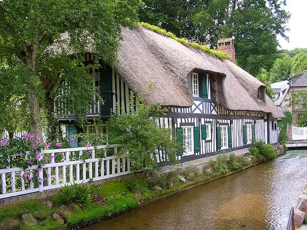 Old French House Veuves-Les-Roses