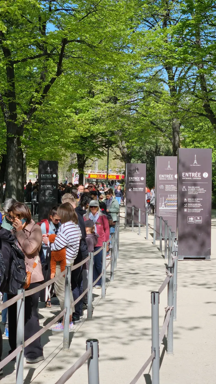 Waiting line for the Eiffel Tower