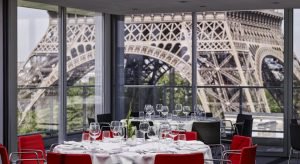 comedor vista torre eiffel