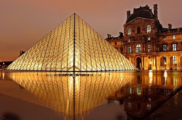 La pyramide del Louvre de noche
