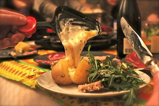 Raclette: Una comida amigable donde el queso derretido es el rey - Crédito: <a href="https://commons.wikimedia.org/wiki/File:Raclette_Dish.jpg">Alex Toulemonde</a>, <a href="https://creativecommons.org/licenses/by/2.0">CC BY 2.0</a>, via Wikimedia Commons