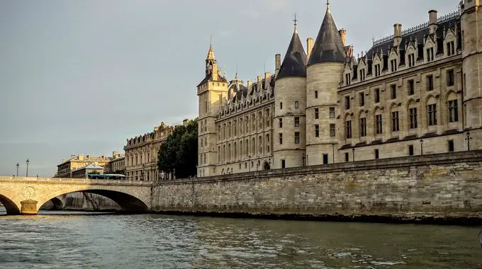 Conciergerie vue sur la Seine