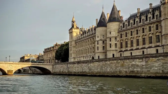 Conciergerie y el rio Sena