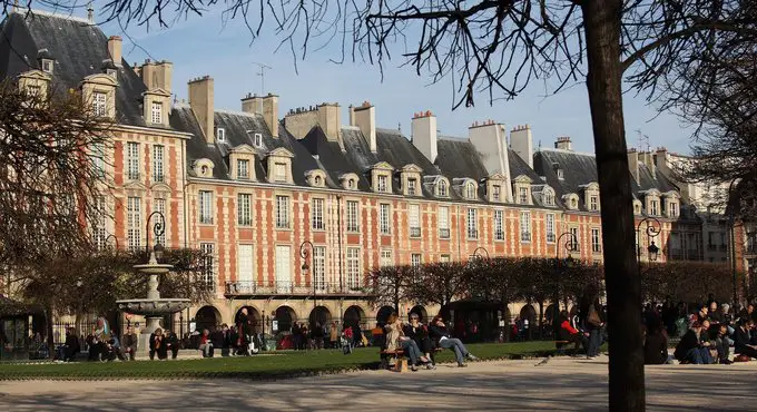 Der Park im Zentrum des Place de Vosges