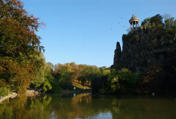 lago arboles isla rocosa templo