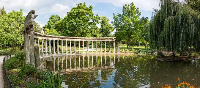 Säulen und Teich im Parc Monceau 