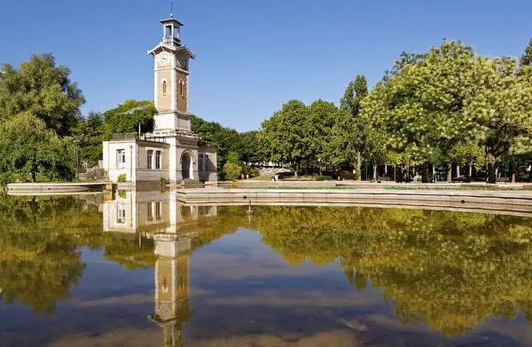 Wasserbecken und Turm im Parc Georges Brassens