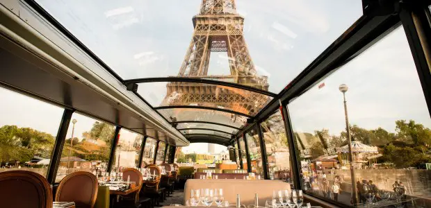Blick auf den Eiffelturm im Bustronome