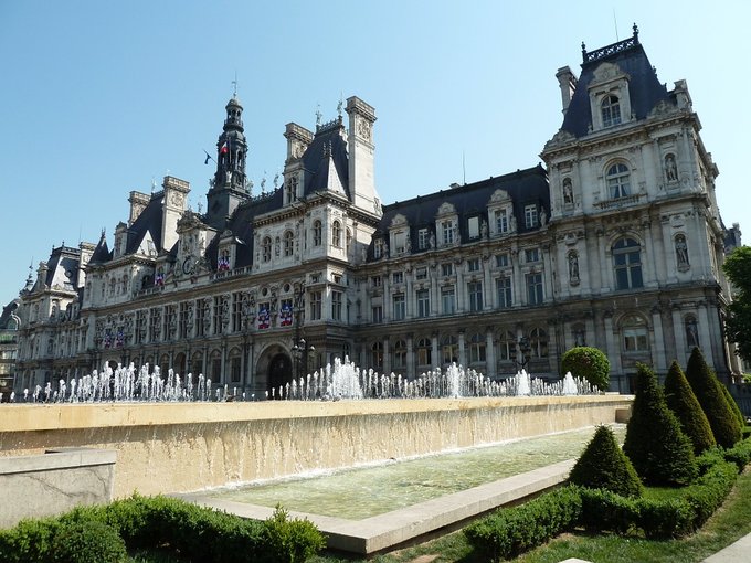Brunnen und Vorplatz des Pariser Rathauses