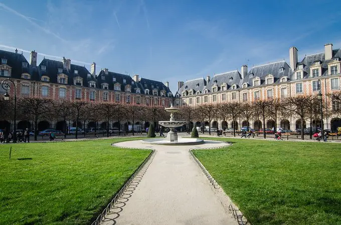 Park mit Brunnen am Place des Vosges