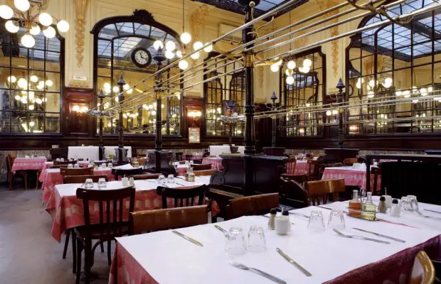 La sala del restaurante como en una estacion