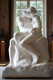 Rodins berühmtes Werk "Der Kuss"