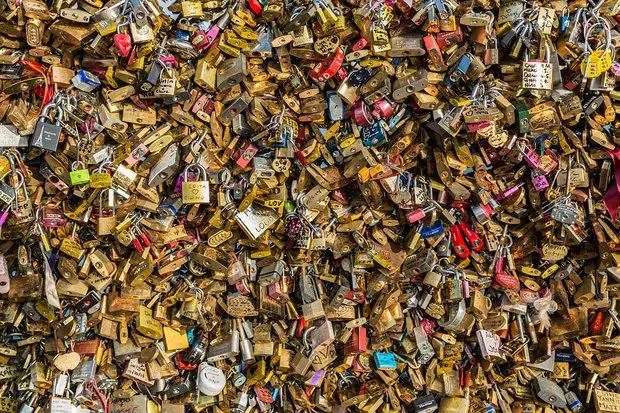 Die zahlreichen Schlösser am Pont Neuf