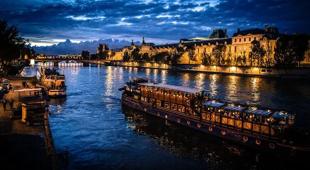 Nächtliche Bootsfahrt auf der Seine