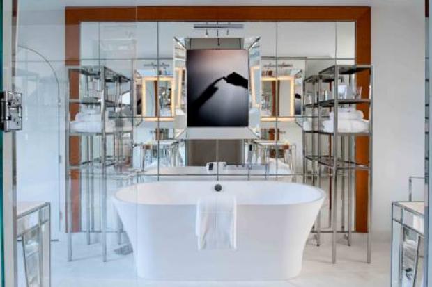 Eines der modernen und luxuriösen Badezimmer