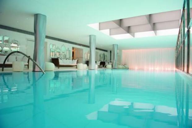 Das Schwimmbad des Spa "My Blend by Clarins"