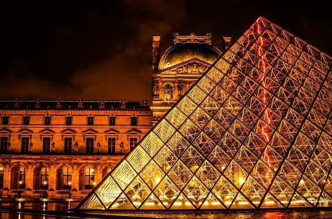 Musée du Louvre di notte