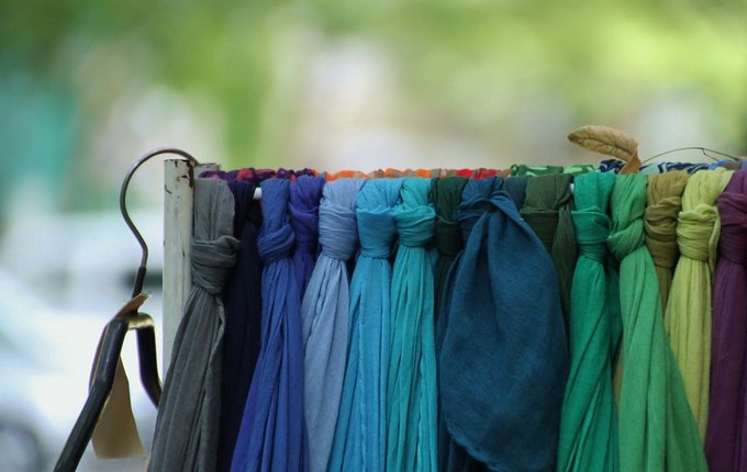 Schals und Tücher gibt es in allen Formen und Farben
