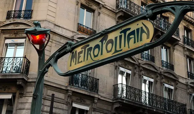 Tyoisches Metro-Schild in Paris