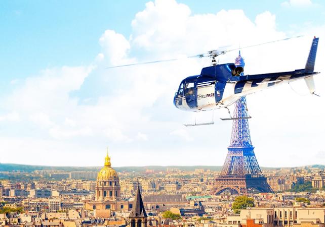 Hubschrauberflug über die Dächer von Paris
