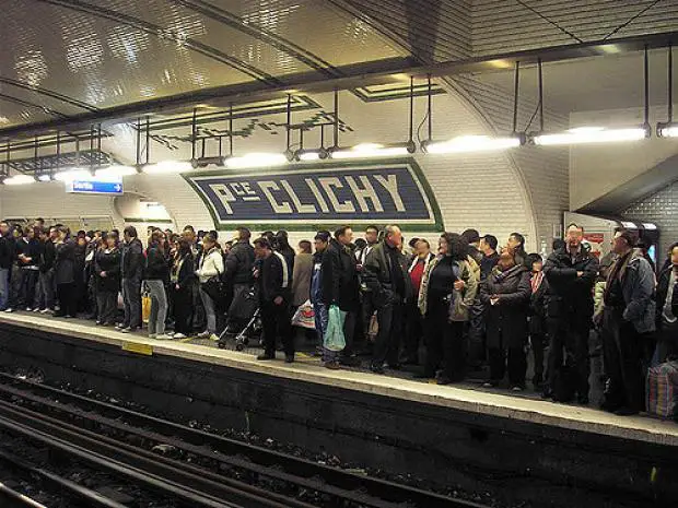 collé serré métro