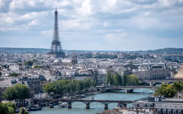 Der Eiffelturm ragt über die Dächer Paris' hinaus