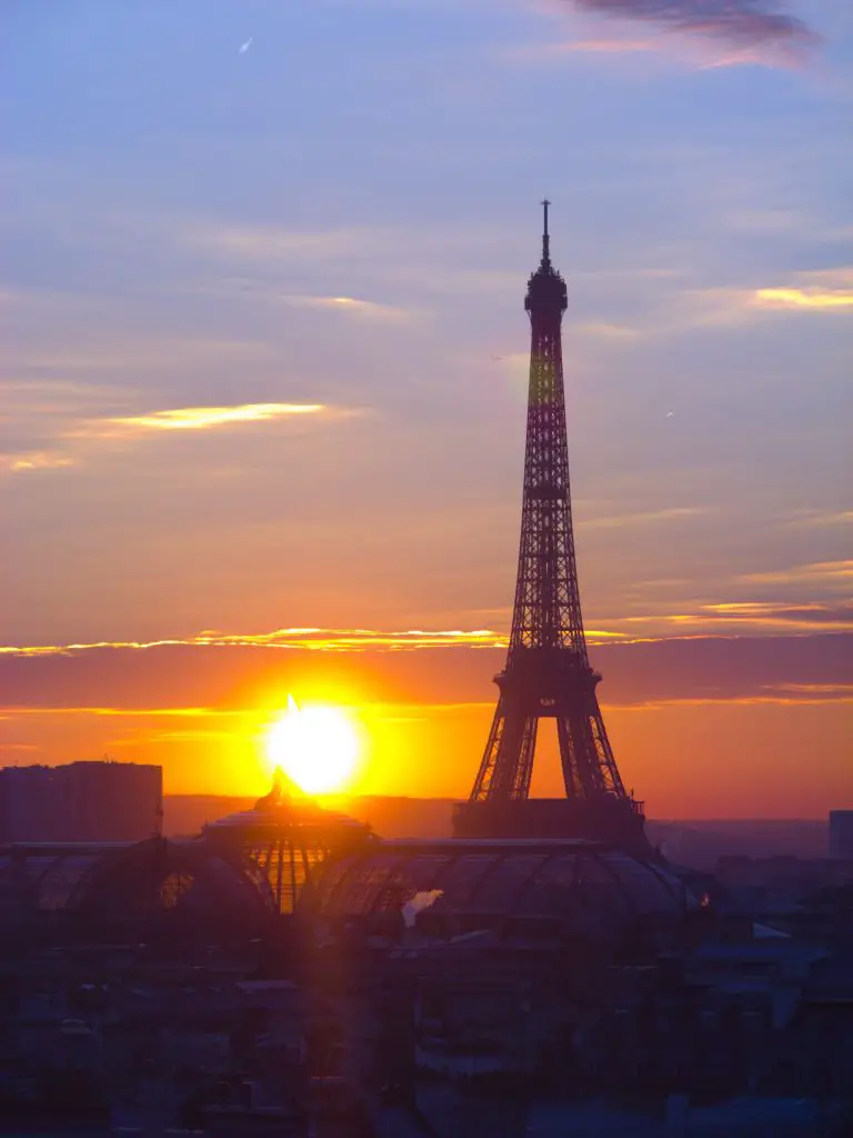 Coucher de soleil derrière la Tour Eiffel.