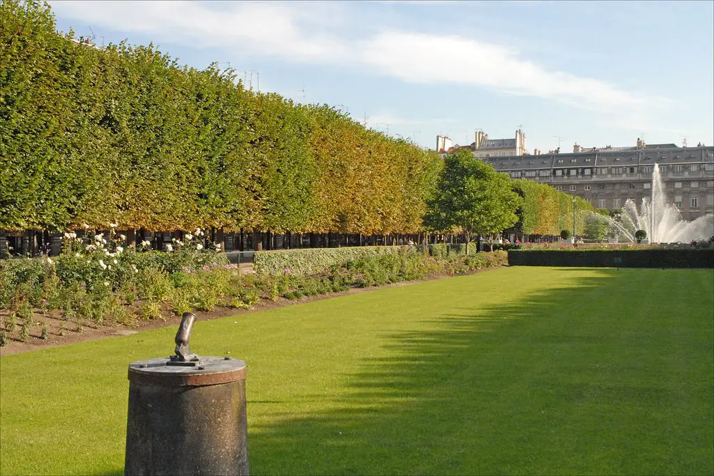 Canon sur son socle dans les jardins du Palais Royal.