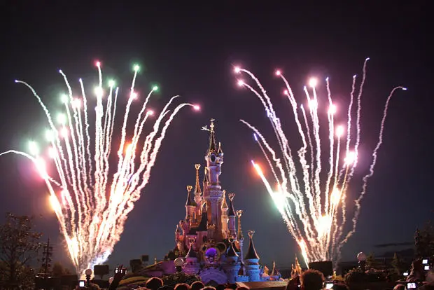 Spectacle nocturne parcs Disneyland Paris