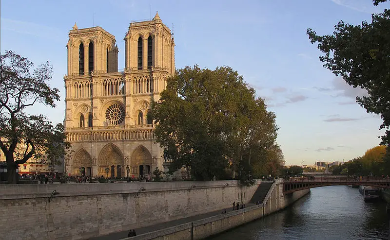 La cathédrale Notre-Dame de Paris sur l'Île de la Cité.