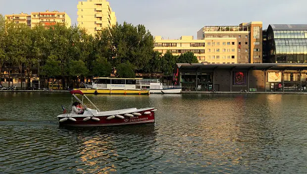 Bateau bassin La Villette Paris été