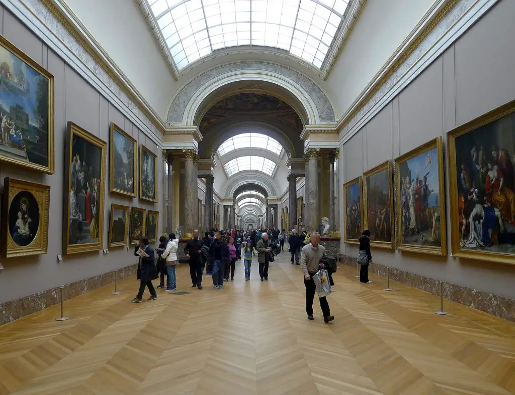 L'une des nombreuses galeries du Musée du Louvre