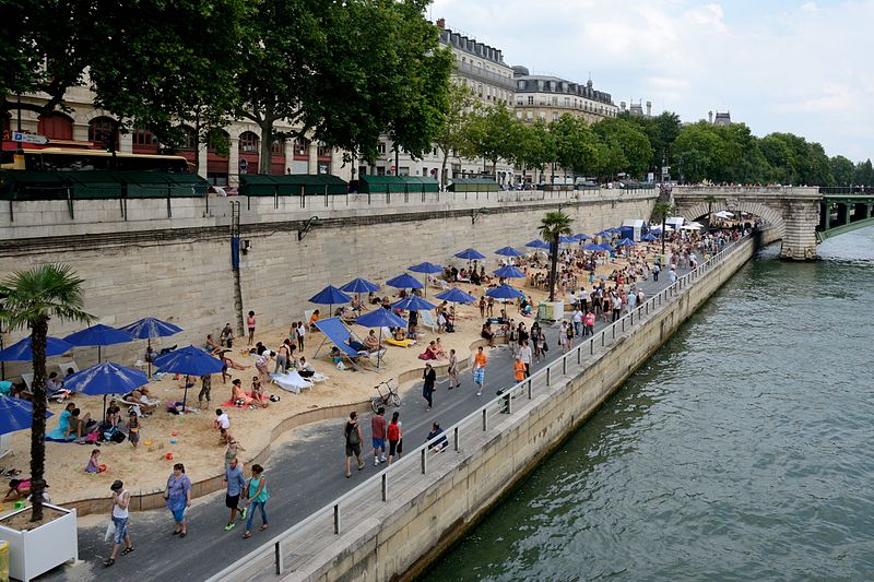 Installations de Paris Plage sur les quais de Seine.