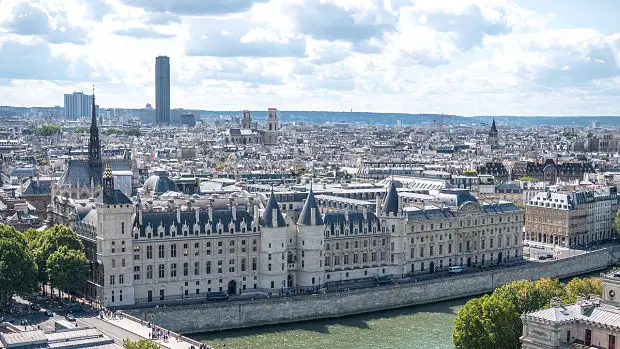 Paris tour Saint-Jacques Conciergerie vue