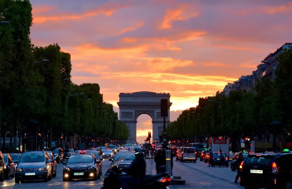 L'Arc de Triomphe devant le coucher de soleil, vu depuis l'avenue des Champs-Elysées.