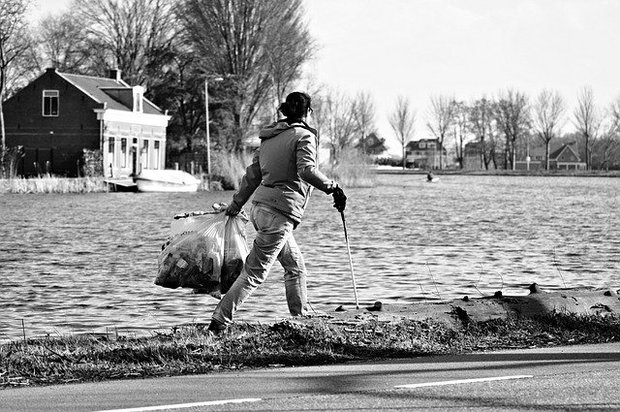 Personne ramassant les déchets
