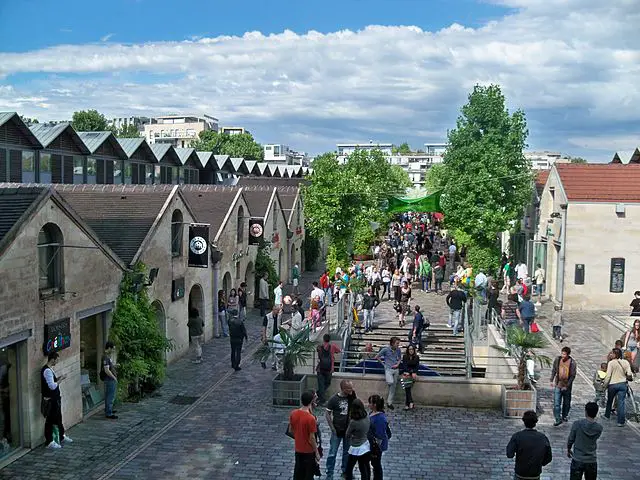 anciens entrepôts des halles aux vins de Bercy