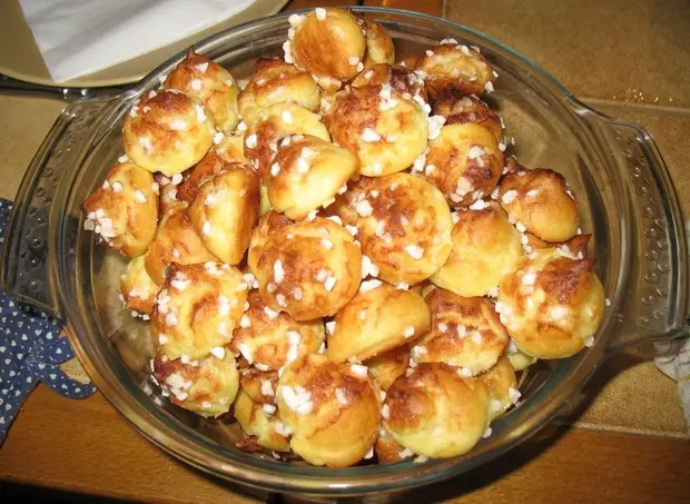 Un plat de Chouquettes