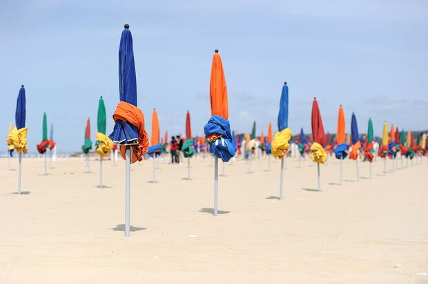 parasols sur plage de Deauville