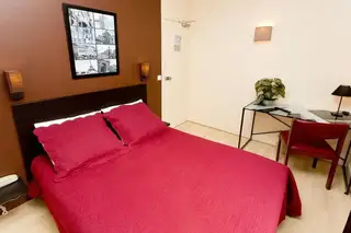 Hipotel Paris Belgrand Mairie du 20e lit