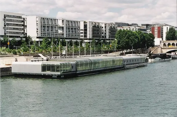 Piscine vue depuis la Seine