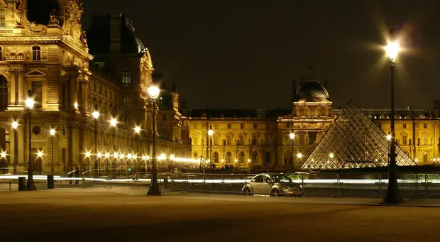 Louvre de nuit