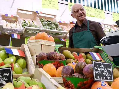 Un étal bien rempli sur ce petit marché convivial.