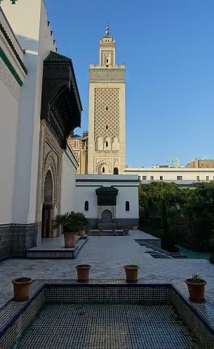 Minaret vu depuis l'une des cours
