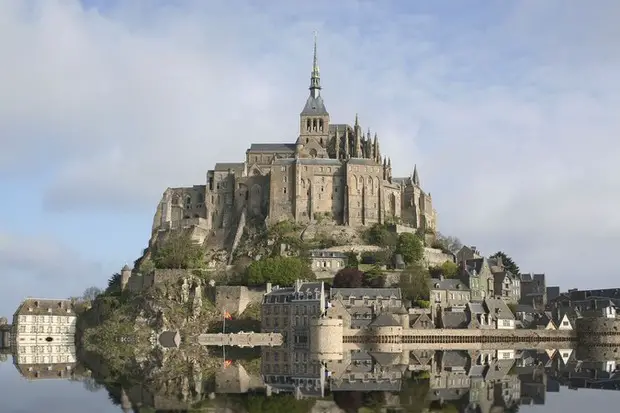 Mont avec marée haute