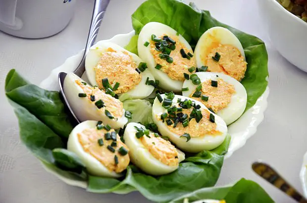 Des œufs mimosa avec de la salade