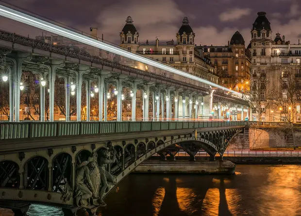 Bridge of Bir Hakeim - View of the 16th arrondissement
